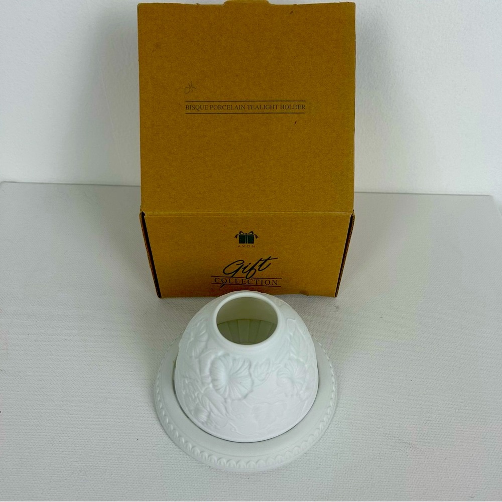 Avon NIB - VTG '2002' White Porcelain Tealight Holder